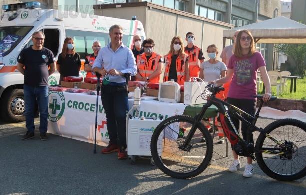 Rivoli, la Croce Verde ringrazia Loris Capirossi e la sua e-bike