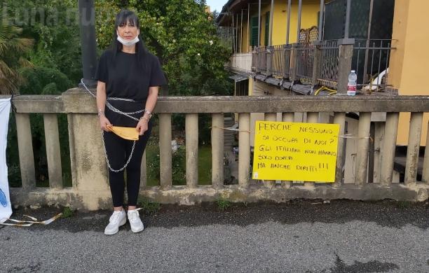Alpignano, sfrattata con  i due figli: si incatena al ponte