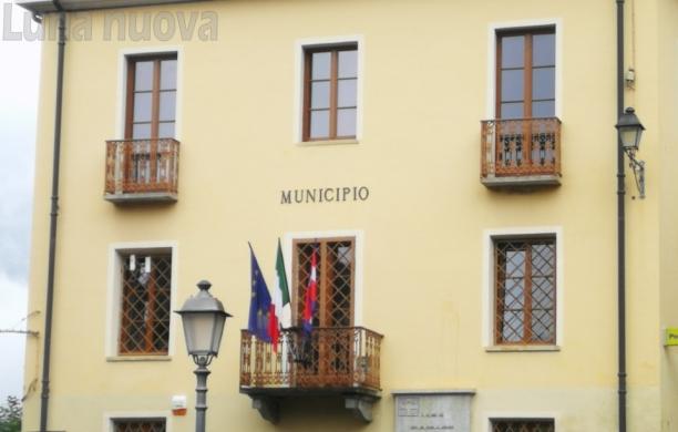 Sportello postale aperto a singhiozzo, code e disagi