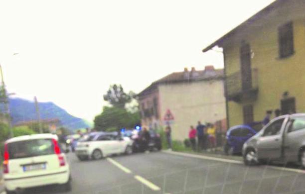 Abbagliato dal sole, falcia auto e pedone