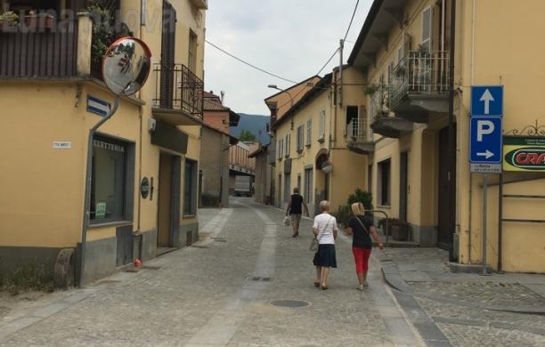 Almese, lavori Smat finiti: via Roma riaperta col nuovo arredo