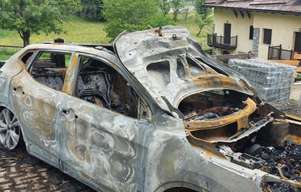 Mistero sull'auto bruciata in piena notte a Beaulard