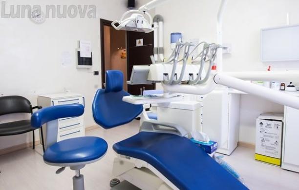 Faceva il dentista, ma non ne aveva i titoli