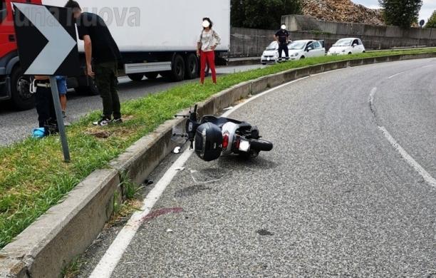 Grugliasco, perde il controllo dello scooter del collega