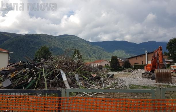 Condove, giù l’asilo Rodari: struttura demolita, ora la ricostruzione
