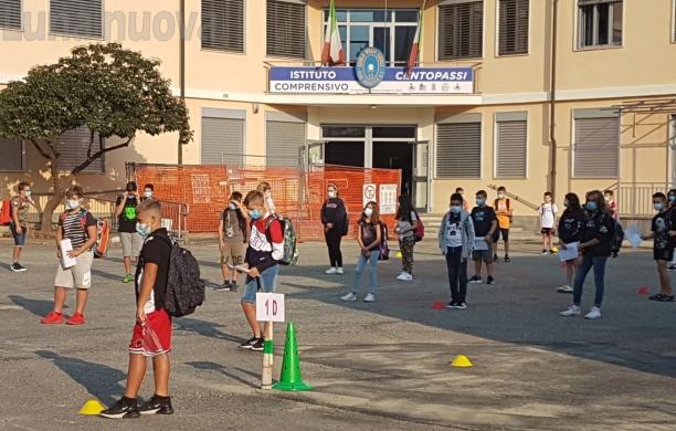 S.Antonino: l’accoglienza nel cortile della media, poi gli esercizi di distanziamento
