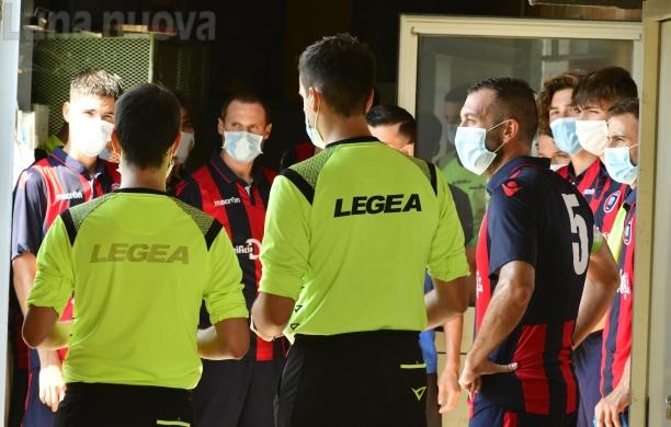 Il pallone è tornato in campo, marcato stretto dal Covid-19