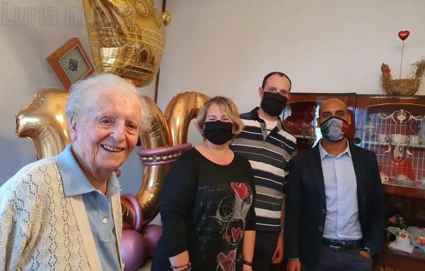 Borgone, festa grande per nonna Isolina: 100 primavere e non sentirle