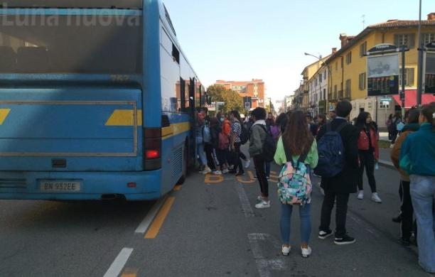 Piossasco, autobus pieni: la protesta raddoppia