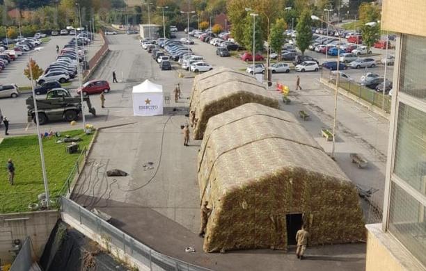 Le tende dell’esercito davanti all’ospedale di Rivoli