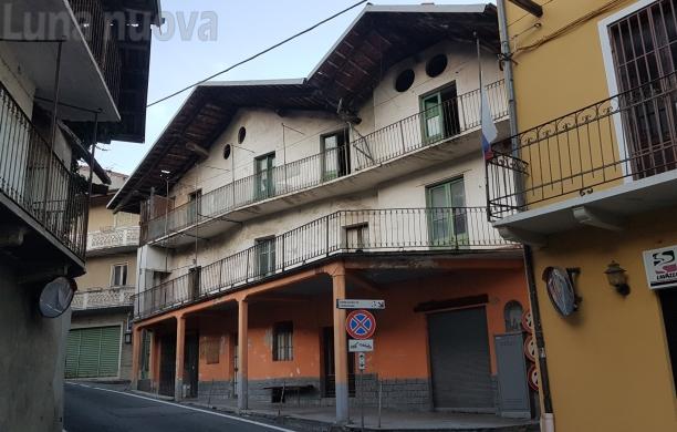 Rubiana, via Roma cambia: la vecchia casa va in demolizione