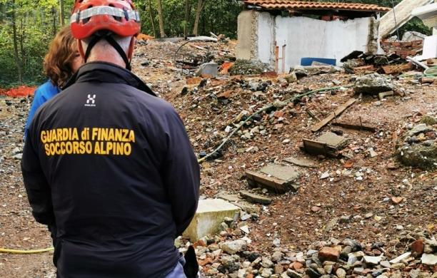 Caselette: le unità cinofile delle ‘fiamme gialle’ tra le macerie