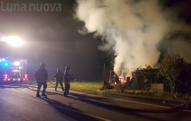 S.Antonino: a fuoco una tettoia in via XXV Aprile