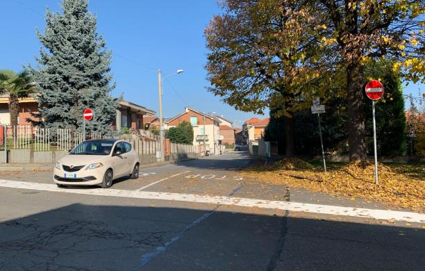Rivoli, via Mazzini a senso unico: ed è subito polemica