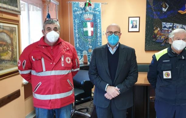 Il sindaco Alfredo Cimarella con Enzo Marconi (Cri) e  Giovanni Borghese (protezione civile)