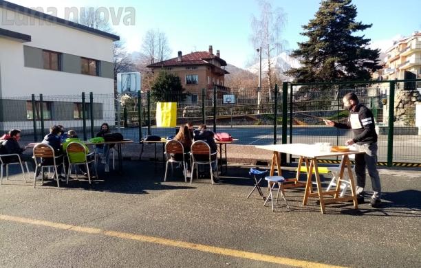 Coazze, lezione in piazza contro la Didattica a distanza