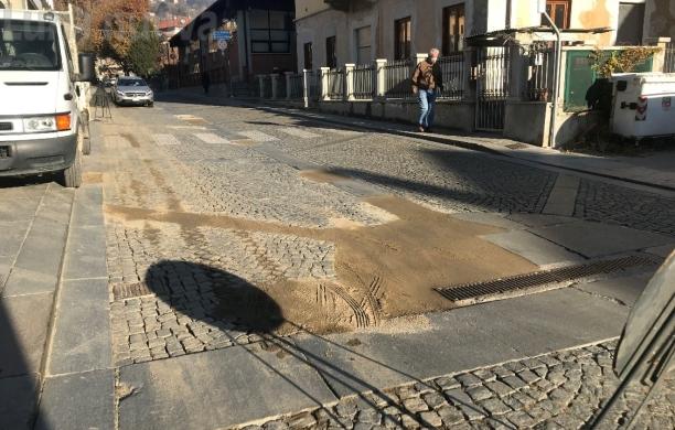 Almese, il centro storico si fa bello: ripristinate le lastre in pietra nelle vie