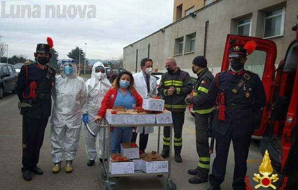 Rivoli, i regali dei pompieri ai bimbi ricoverati in ospedale