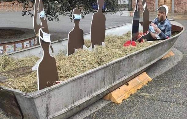 Collegno, il presepe nel barcone accende la discussione