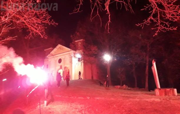 S.Abaco a Caselette: niente fiaccolata, ma una scia di luci illumina il Musinè
