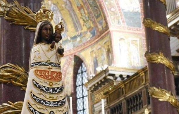 Collegno, la Madonna di Loreto fa scalo al Campo volo