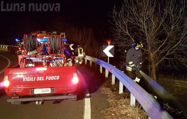 Vaie: sterpaglie a fuoco sul sovrappasso ferroviario