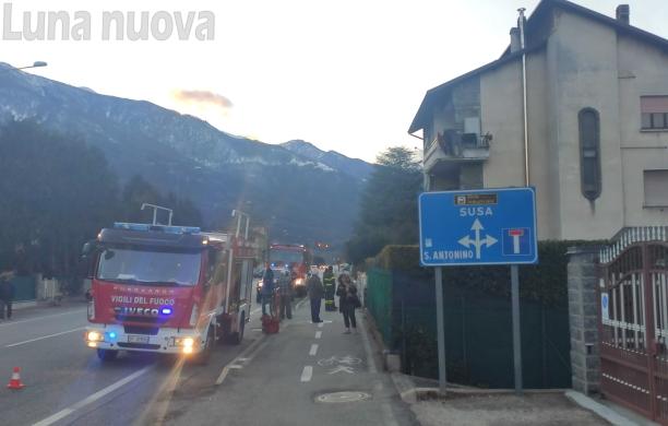 S.Antonino: i pompieri domano un incendio camino lungo la statale 25