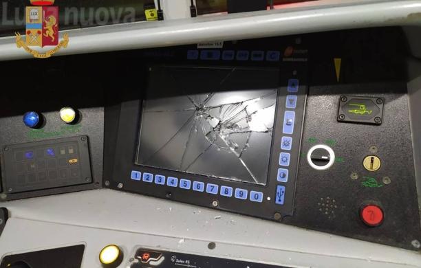 Danni al treno per 50mila euro: denunciati sei minorenni