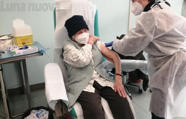 A 101 anni nel centro vaccinale: «Ho tanti nipoti, voglio rivederli»