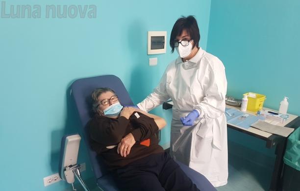 Susa, il fiducioso esercito degli over 80 in coda per il vaccino