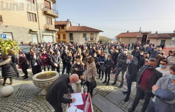 Caselette: una piazza colma per l’abbraccio a "Fra" Armentaro