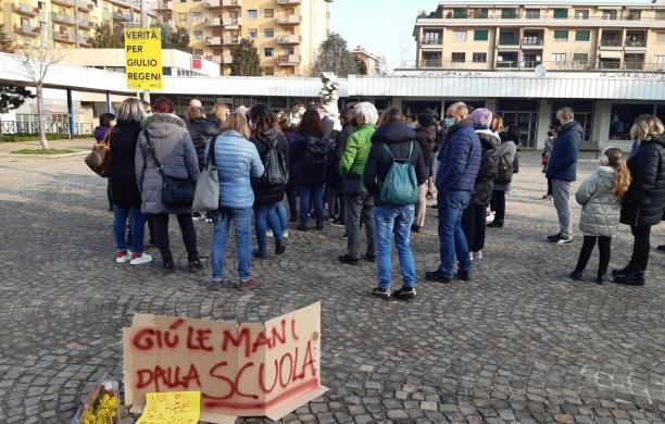 Collegno, genitori in piazza: «Riaprite le scuole»
