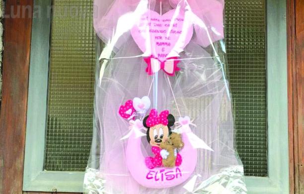 Chiomonte: nasce la figlia, gli rubano il fiocco rosa dalla porta di casa