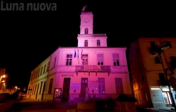 Condove: municipio in rosa con "Just the woman I am"