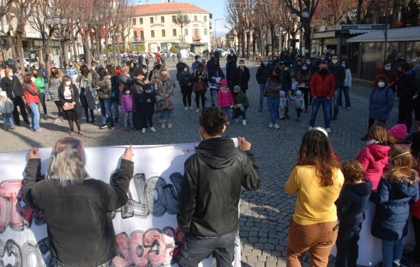 Rivoli: in piazza Martiri studenti e genitori per dire "no" alla Dad