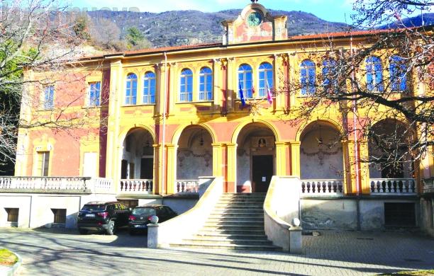 Borgone: nuovo look per il municipio, idee in campo per la piazza