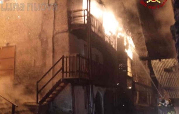 Bruciano le baite: notte di fuoco e paura a Bessen Haut