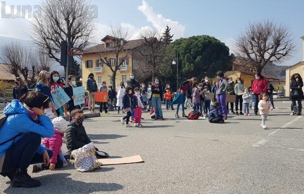 «È ora di dare ‘Priorità alla scuola’»: Caprie in piazza per chiedere la riapertura