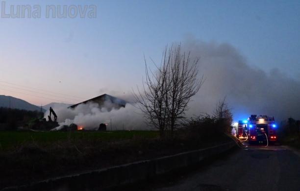 Rivoli, fienile in fiamme: vigili del fuoco al lavoro