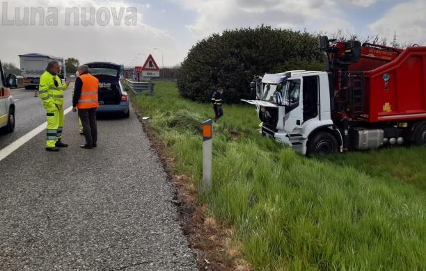 Muore nel camion che finisce fuori strada allo svincolo 
