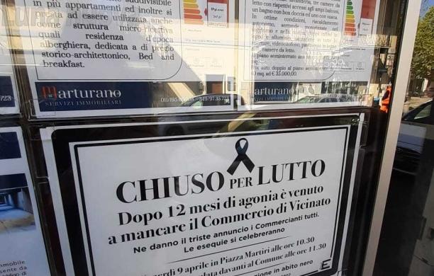 Rivoli, si celebra il funerale del commercio di vicinato