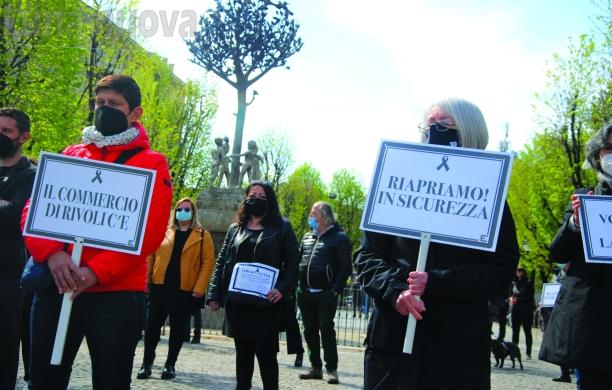 Rivoli, la protesta dei commercianti arriva in Comune