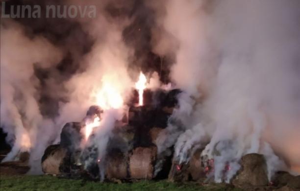 Villardora: a fuoco un centinaio di rotoballe