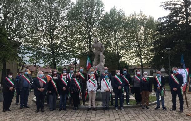 Condove: Liberazione unitaria davanti al monumento al partigiano