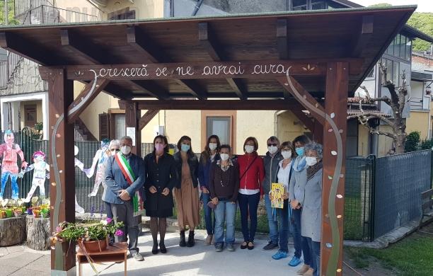 "Crescerà se ne avrai cura": è spuntato a Vaie il gazebo per maestra Fulvia