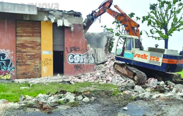 Rivoli, demolita la vecchia stazione elettrica della filovia