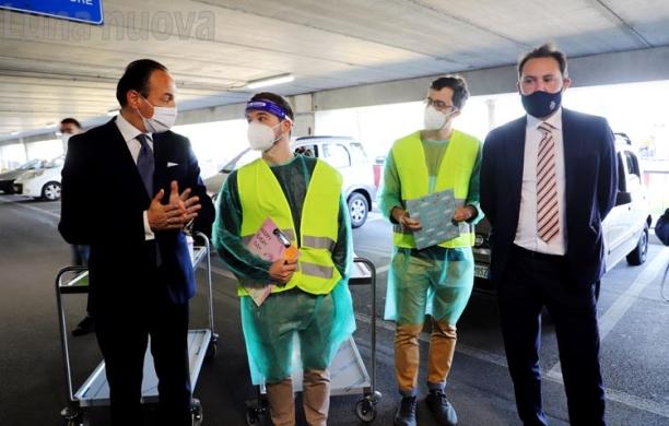 Grugliasco, Cirio visita il punto vaccinale 'drive in'