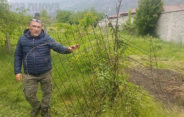 Il campo tagliato dal cantiere: «Penalizzato per evitare 20 metri di via»
