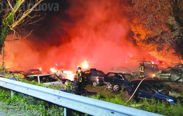 Rogo nella notte, bruciano 45 auto nel deposito