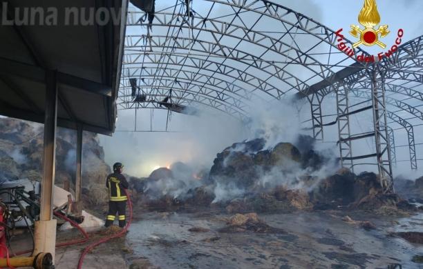 Pianezza, a fuoco il fienile dell'azienda agricola La Primula